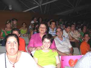 Los jóvenes de AVIVA con los padres de Vicky durante el concierto.
